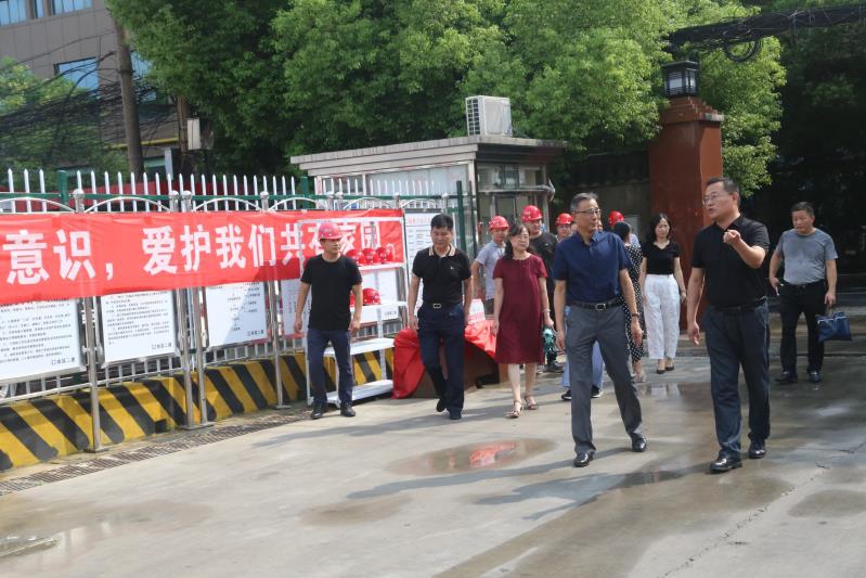 南旅集團李明等領(lǐng)導(dǎo)赴我司工地送清涼 南旅集團李明等領(lǐng)導(dǎo)赴我司工地送清涼