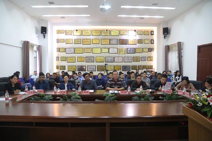 共話“三風(fēng)”事  同創(chuàng)文明城 公司舉行勞模宣講報告會 共話“三風(fēng)”事  同創(chuàng)文明城 公司舉行勞模宣講報告會