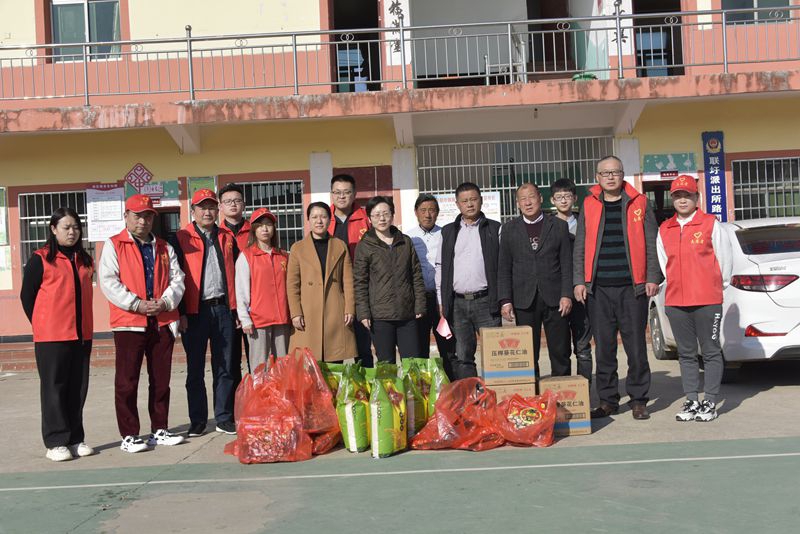 公司開展“與村共建”志愿者幫扶活動(dòng) 公司開展“與村共建”志愿者幫扶活動(dòng)